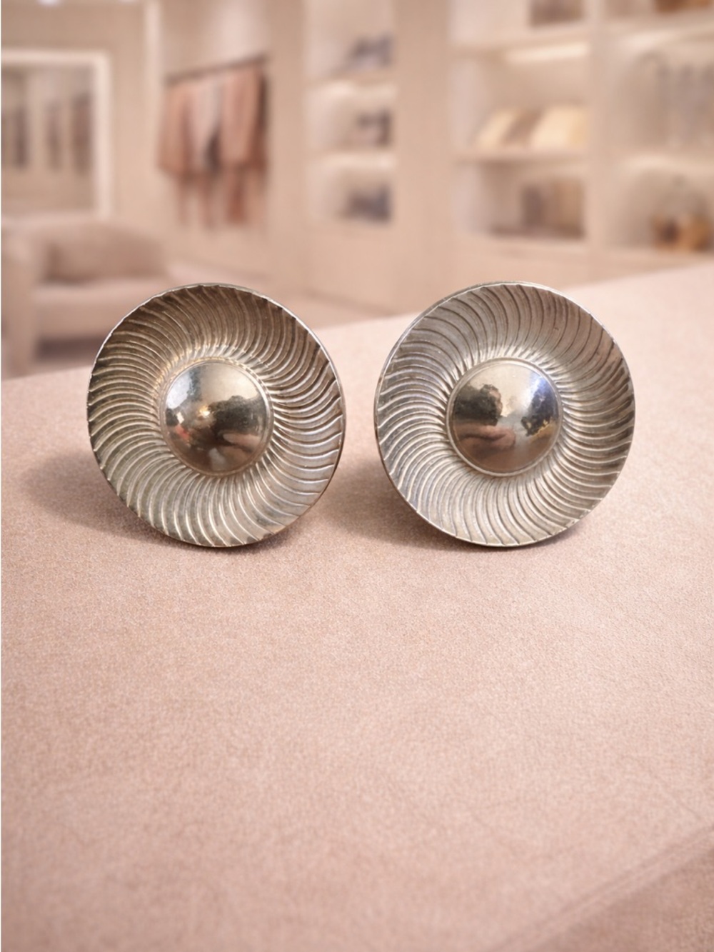 Vintage Gold Tone Round Circle Swirl Design Clip on Screw Back Earrings Cocktail - Picture 1 of 3